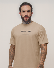 CAMISETA MASCULINA CAOS COLLEGE - Loja Oficial Under Labz