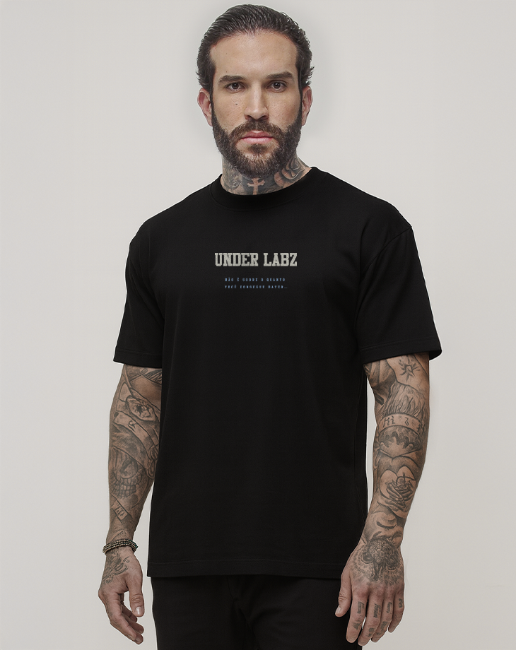 CAMISETA MASCULINA CAOS COLLEGE - Loja Oficial Under Labz