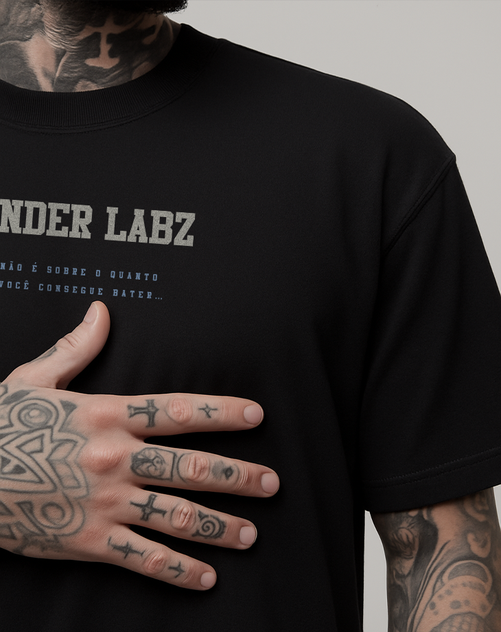 CAMISETA MASCULINA CAOS COLLEGE - Loja Oficial Under Labz