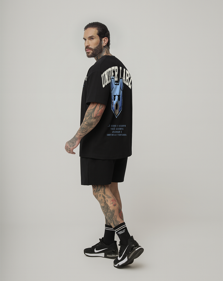 CAMISETA MASCULINA CAOS COLLEGE - Loja Oficial Under Labz